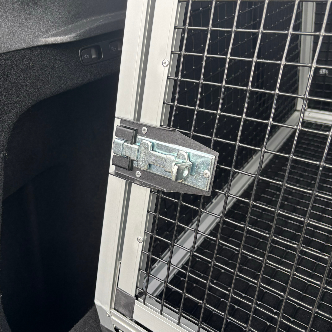Hundebur Tesla Model Y sett fra siden