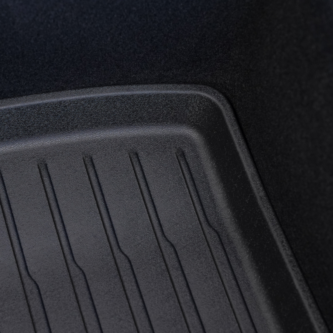Model 3 – Bagasjeromsmatte trunk Highland – kant
